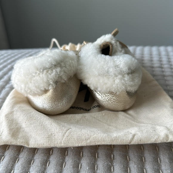 Freshly Picked Baby Shoes in Platinum, Sherpa- lined - Picture 3 of 4